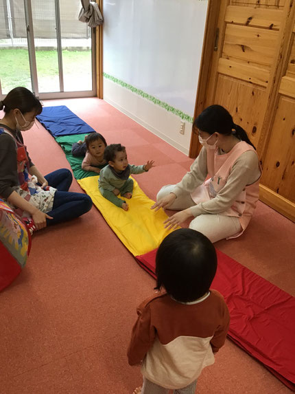 マットでは、ふわふわな所に寝転がったりガサガサする所を叩いて楽しんでいました！