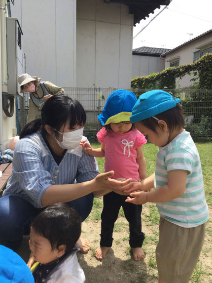 　今日、ひかりぐみさんとそらぐみさんは、テラスで遊びました。テラスでダンゴムシを見つけたようです。先生に手の上に乗せてもらいました。