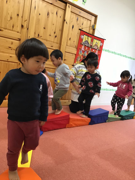 平らなところもあれば、斜めになっているところもあったりで、「おっとっとー」とバランスを取りながら進んでいました。