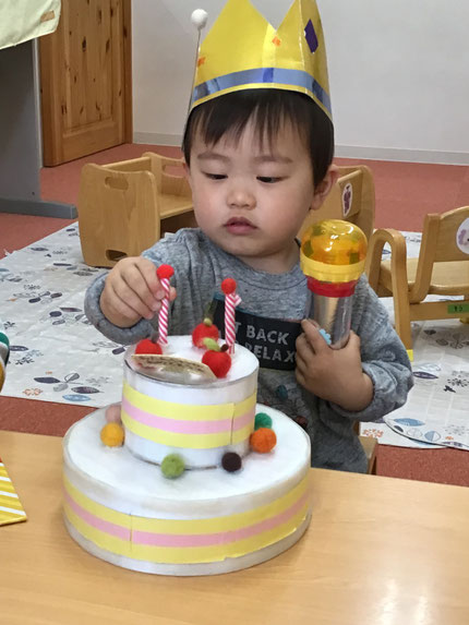 ケーキが出てくるととっても嬉しそうな表情で上手にろうそくを並べることが出来ましたよ♪お誕生日おめでとう！