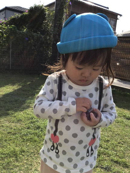 とても大切そうに持っている姿が可愛いですね。