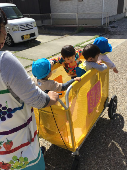 保育園への帰り道、地面のデコボコに合わせ「あ！あ！あ！」と声が出ていて可愛かったです。