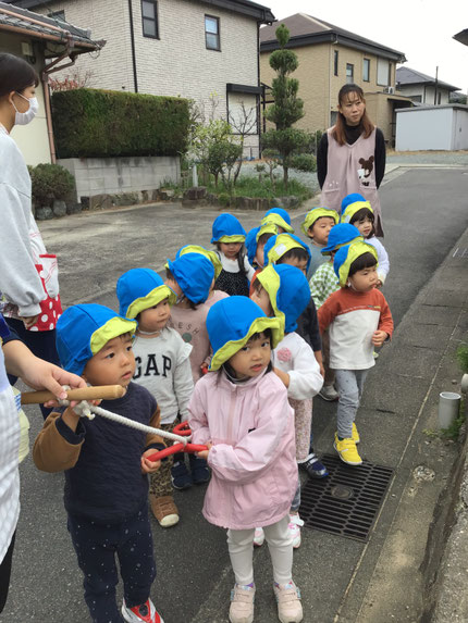ほし組さんは、園周辺のお散歩に出かけました。いつもより少し長い距離を歩きましたが、みんな最後までニコニコ笑顔で歩いていましたよ。