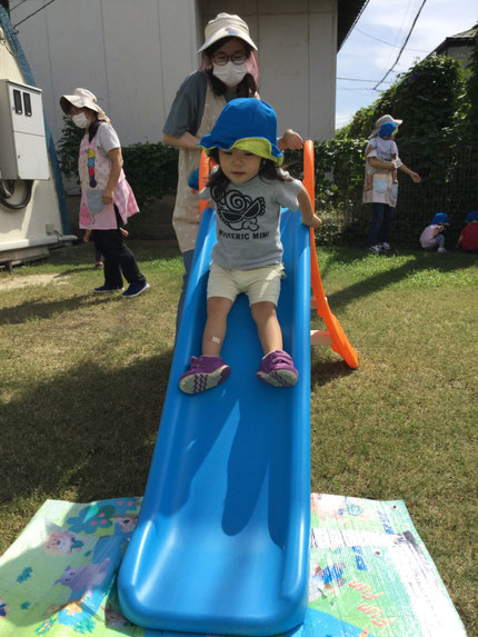 今日は、そらぐみさんとひかりぐみさんは滑り台やフラフープをして遊びました。シューッと滑ってとっても嬉しそうにして、何度も繰り返し滑っていました。