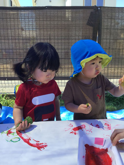 「これなに？」「ゴーヤだよ。」「いっぱい押した！」と大きな紙に楽しそうに押している子もいました。