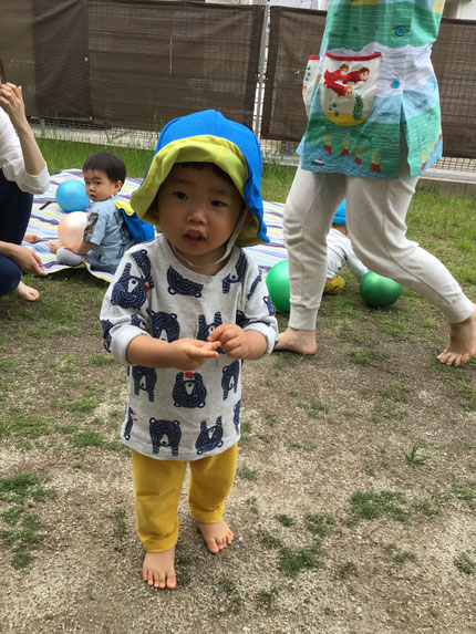 小さな種を見つけたお友達は、宝物みたいに大事そうに保育士に見せてくれました！