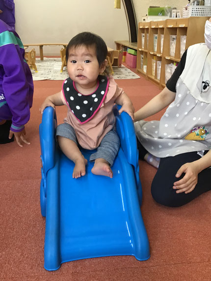 保育士に手を支えてもらいながら頑張って階段を登っていましたよ！
