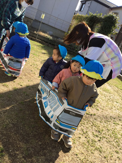 　電車の中にみんなで入って、「ガタンゴトン」と歩いていました。楽しかったね !