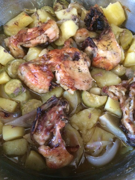 im Ofen gebacken Hühnerfleischstücke mit Kartoffeln, Zwiebeln, Zuchini und Olivenöl