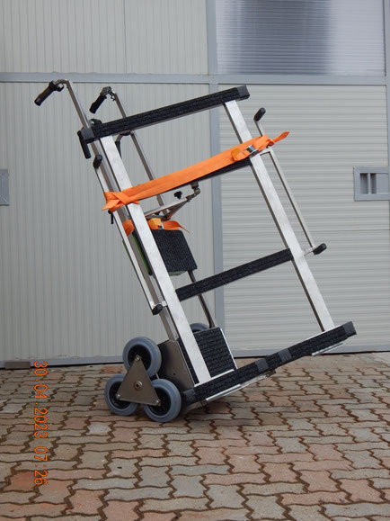 in figura Carrello saliscale elettrico per i serramentisti a 6 ruote mod. 6R/250 