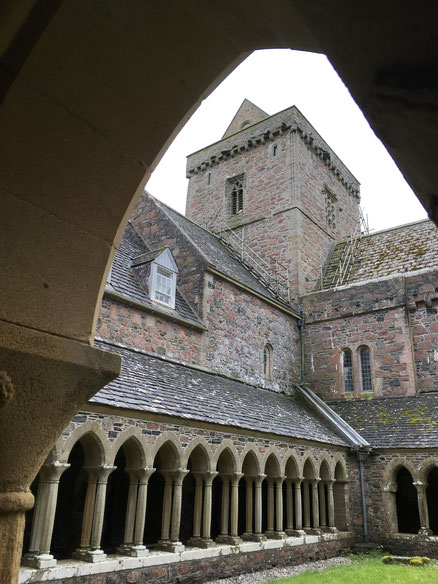 Ein Blick durch einen Bogen des Kreuzgangs in Iona Abbey