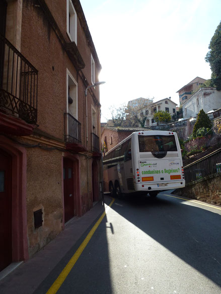 Bus presst sich durch schmale Stelle in Corbera - Fahrkunst ist gefragt! 