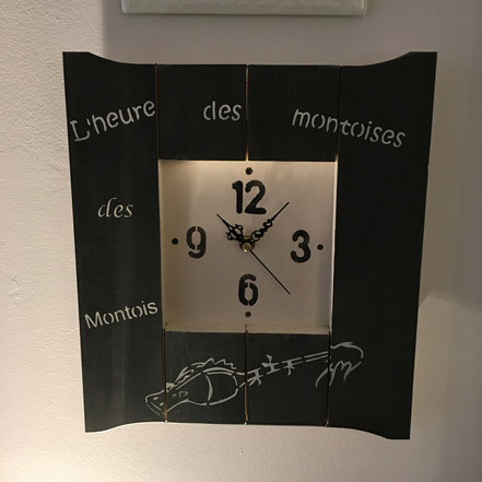 Horloge en bois peinte : 55€