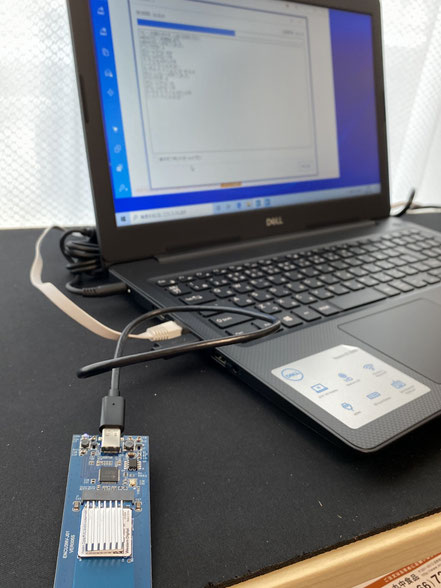 M.2 SSDは大変熱を帯びますのでヒートシンクを付けてクローン作業を行いました。まぁ気休め程度です