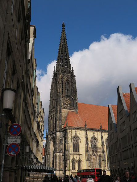 Lambertikirche in Münster, erbaut ab 1375. Besonders bekannt durch die drei Käfige in der die Anführer der Wiedertäufer im Jahre 1536 zur Schau gestellt wurden.