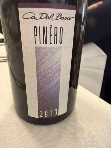 Pinero 2013 Pinot Nero, uit Lombardije. Elegant en verfijnd met rode bes, framboos, braam en aardbei. Zijdeachtige aanzet met complex verweven tannines en mooie frisheid. Aardse tonen gaan perfect samen met stoverij.