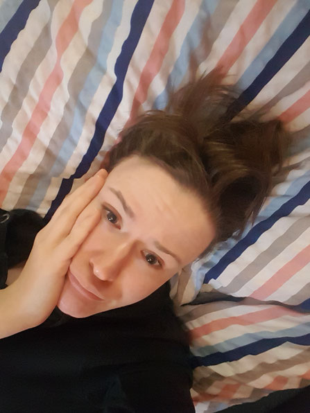 Im Bett liegende erschöpfte Mutter als Symbolbild für Fehler in der Schwangerschaft auf Mama-Blog Patschehand.de.