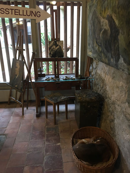 Atelier nachgestellt nach Foto des Ateliers im Dachstock des Kornhaus Bern (immer in der Nähe seiner Staffelei befand sich das Hundekörbchen) Ginny unserem Beagle gefällt die Atelier Situation