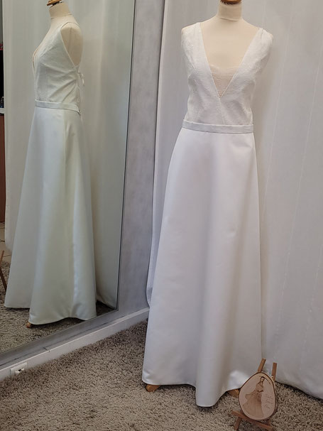 Robe de mariée unique longue maintenue par un entrecroisement de lacet dans le dos