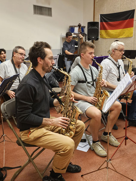 Ecole de musique EMC à Crolles - Grésivaudan : Espace Paul Jargot vue extérieur, avec les musiciens.