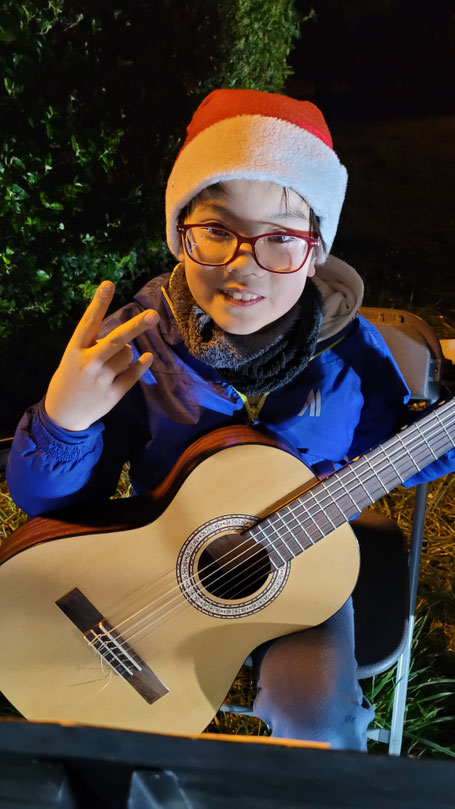 Ecole de musique EMC à Crolles – Grésivaudan : Jeune garçon jouant de la guitare classique lors d’une répétition.