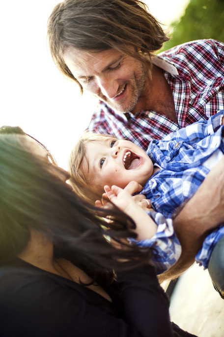 Junge Eltern mit lachendem Kleinkind