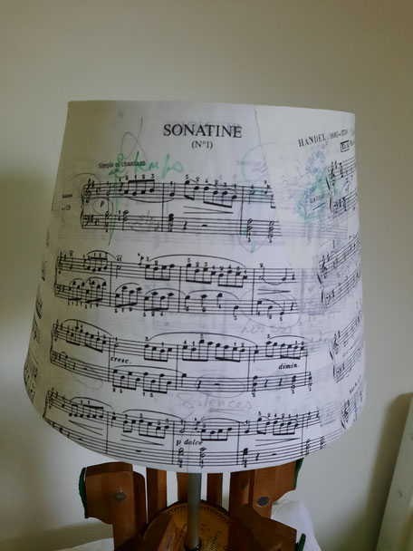 cette lampe comporte une partition de musique annotée par le professeur de piano.