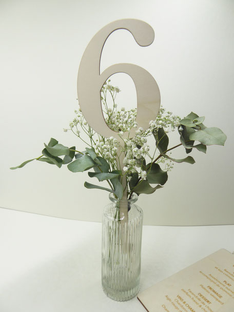 numéro de table de mariage en bois à piquer dans un bouquet de fleurs en centre de table