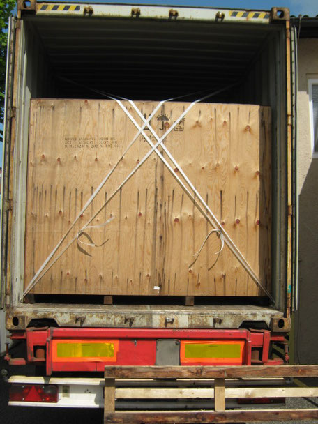 Exportkiste in Container gestaut