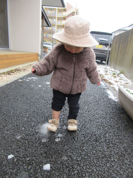 「雪、ふんでみたよー！」