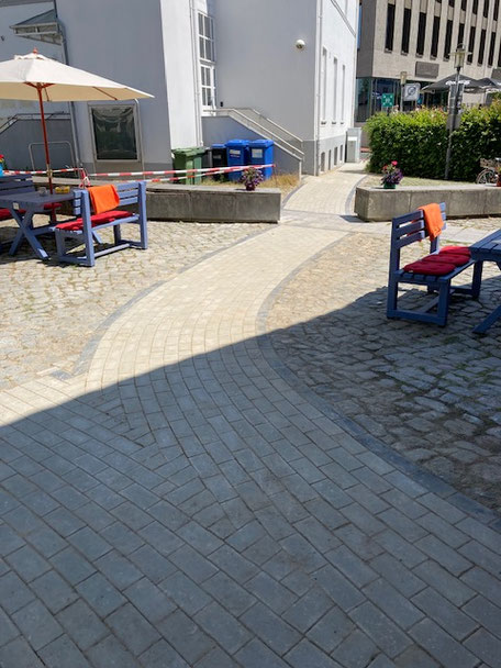 Foto von einen barrierefrei gestalteten Weg, auf dem Hof des Café Clüverhaus, Achim.