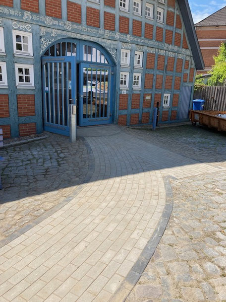 Foto von einen barrierefrei gestalteten Weg, der ins Clüverhaus, Achim führt.