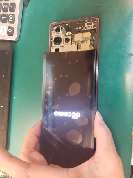 Samsung Galaxy S22 ultra の新しいディスプレイを仮つけで点検