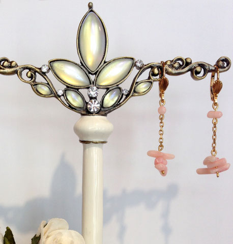 Idée cadeau pour Noces de Corail, boucles d'oreille en corail rose sur dormeuses plaqué or