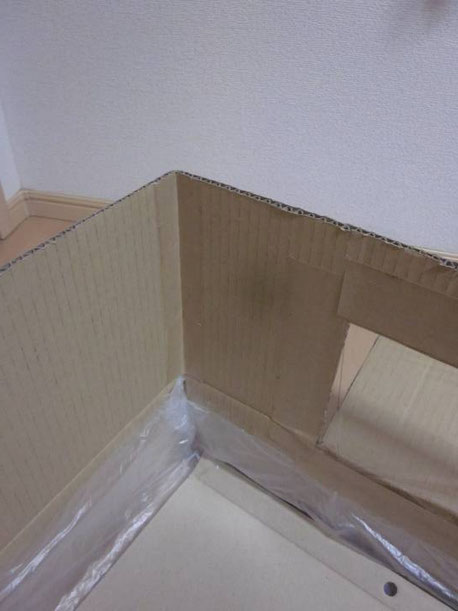 ダンボールを貼り合わせる