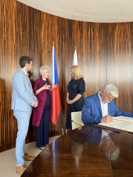 30. Jahrestag der Teilung der Tschechoslowakei: Daniela Hammer-Tugendhat und Lukas Hammer mit Zuzana Čaputová, Präsidentin der Slowakischen Republik und Petr Pavel, Präsident der Tschechischen Republik im Haus Tugendhat, 22. Juni 2023