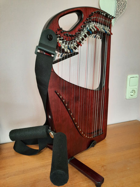 Körperstütze um seitliches wegkippen beim Spielen mit umgehängter Harfe zu vermeiden