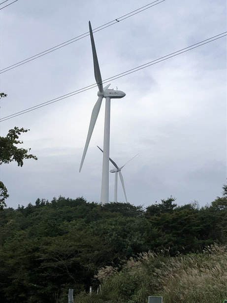 米沢市と福島市の県境の栗子峠の山頂には風力風車が作られている