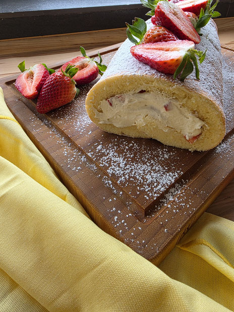 Erdbeer-Biskuitrolle - fruchtiger Kuchen für die Erdbeersaison