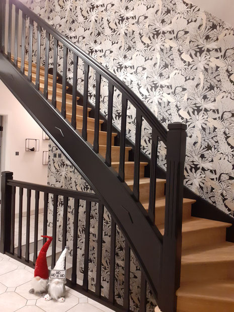 Escalier en frêne massif décapé puis laqué en noir, les marches sont conservées dans un effet bois brut naturel