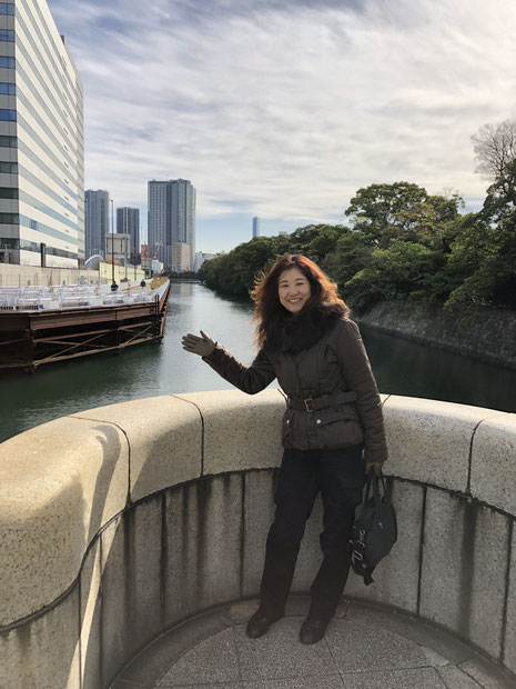 妻：愛琥　浜離宮入り口にて