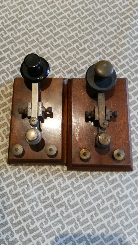 Comparsion of two Dyna keys. Early model on the right side and late model on the left side.