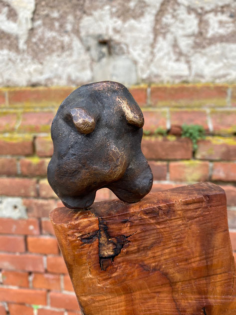 Bronze Skulptur auf Holzstele-Gartenobjekt mit weiblichem Torso 
