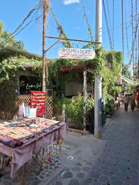 Guatemala, lac Atitlán : ruelle piétonne de San Marcos menant au débarcadère