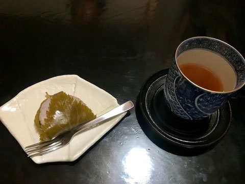 ☆桜餅味よし。器などがとてもいい。おかみさん（斎藤文江さん）のお見立て？