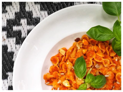 Gegrillte Tomatensauce mit frischen Tomaten und Oliven
