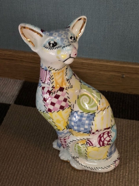 ポール・カーデュー(英) クール・キャット(パッチワーク)① 陶器置物 ¥7,000 高200㎜×幅100×奥50㎜
