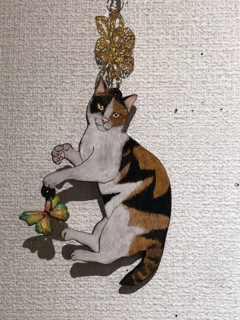 斉藤周子 サンキャッチャー・三毛 ¥8,800 ウッドバーニング シナ合板、ビーズ、金具、アクリル絵具 全長380㎜(吊り手240㎜、チャーム140㎜)