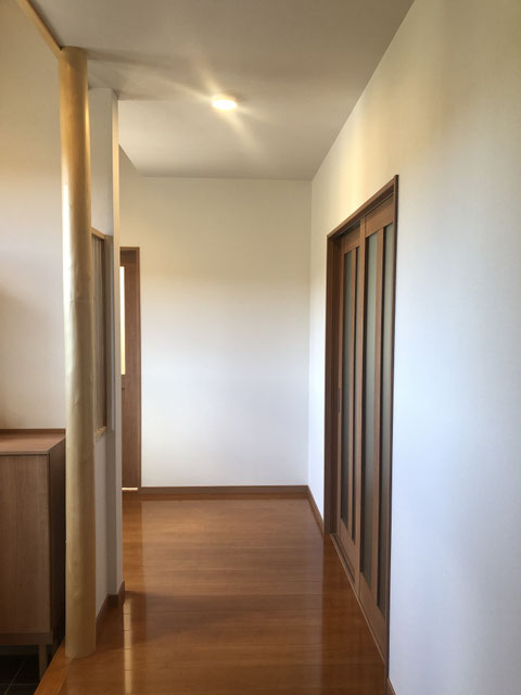 窓からも光が入り明るい玄関に。