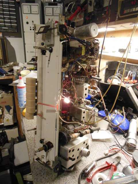 Erster Probelauf des Chassis auf der Werkbank. Hier für Messungen auf der Seite stehend.